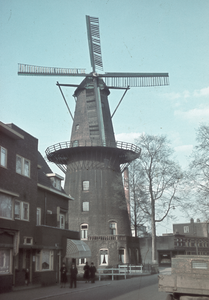 21993 Gezicht op molen Rijn en Zon (Adelaarstraat 30) te Utrecht.